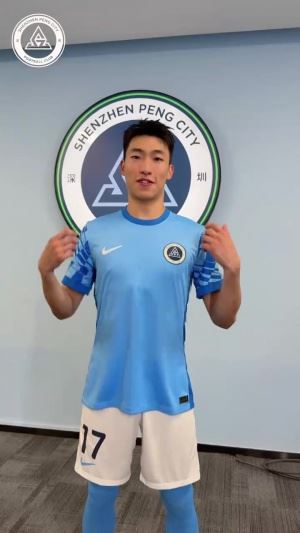 球员李宁加盟深圳新鹏城足球俱乐部，接下来的日子里我们一起战斗