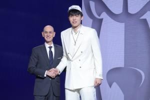 拓记：杨瀚森说原本以为是首轮末被选中 16顺位是“很大的惊喜”
